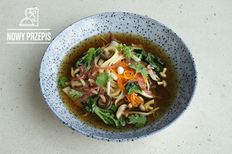 ORIENTALNY BULION Z MAKARONEM I WARZYWAMI