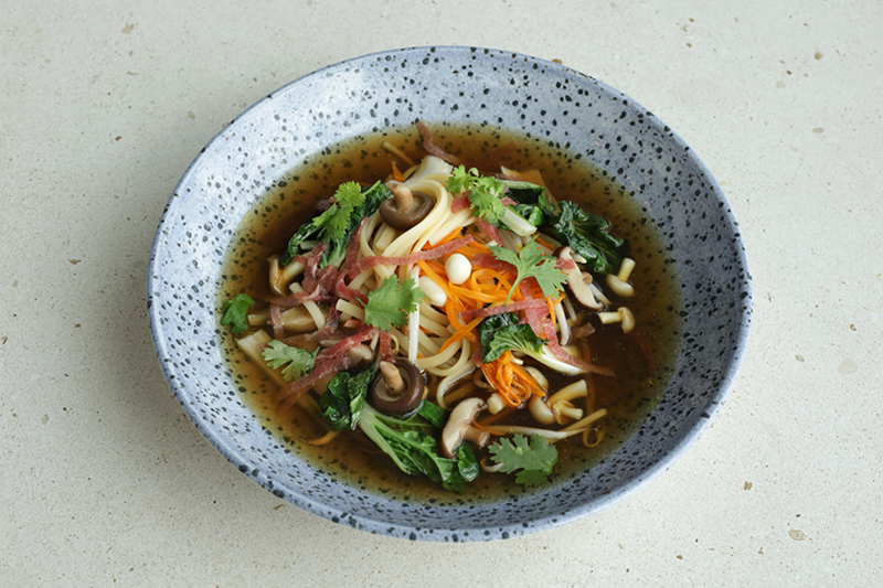 ORIENTALNY BULION Z MAKARONEM I WARZYWAMI