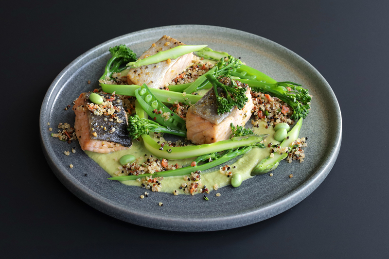 PIECZONY ŁOSOŚ Z KOMOSĄ, CHORIZO I ZIELONYMI WARZYWAMI