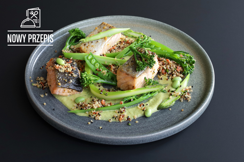 PIECZONY ŁOSOŚ Z KOMOSĄ, CHORIZO I ZIELONYMI WARZYWAMI