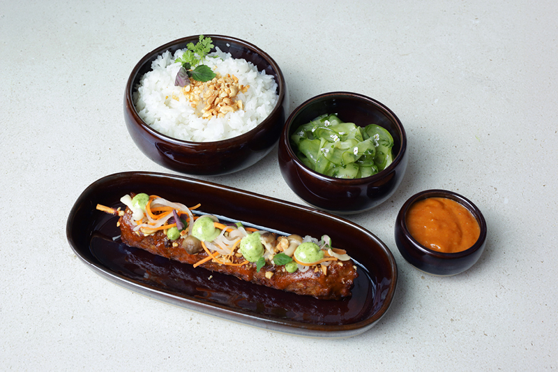 SZASZŁYKI ORIENTALNE &Agrave; LA DAGING CINCANG Z RYŻEM JAŚMINOWYM I AZJATYCKIMI PIKLAMI 