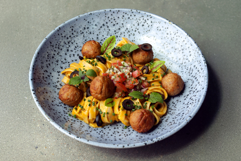 ORKISZOWE TAGLIATELLE Z SOSEM Z PIECZONYCH WARZYW, KLOPSIKAMI ROŚLINNYMI I SALSĄ POMIDOROWĄ