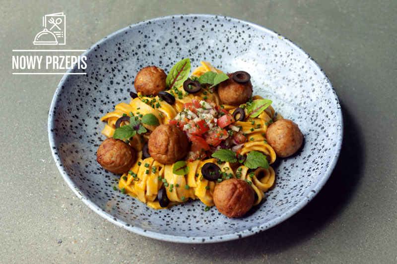 ORKISZOWE TAGLIATELLE Z SOSEM Z PIECZONYCH WARZYW, KLOPSIKAMI ROŚLINNYMI I SALSĄ POMIDOROWĄ