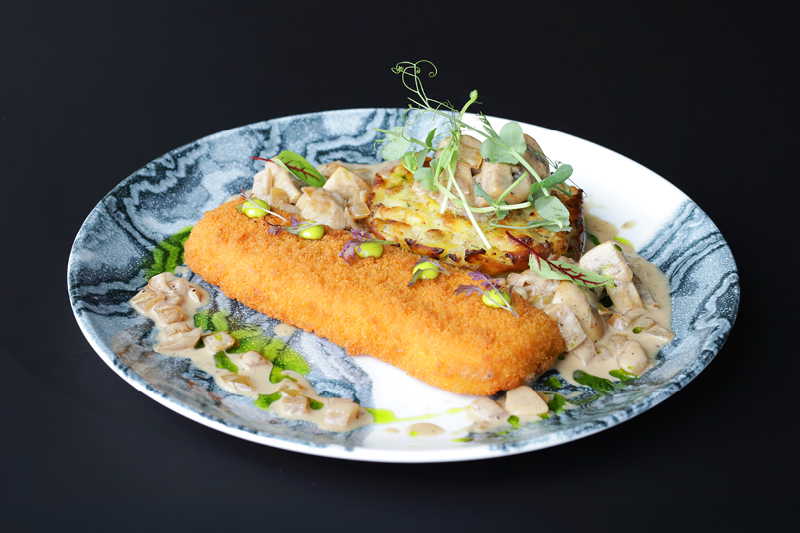  MINTAJ Z GRATINĄ ZIEMNIACZANO-GRZYBOWĄ ORAZ PIECZARKAMI W SOSIE MAŚLANO-WINNYM