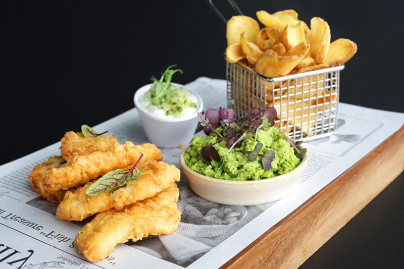 FISH & CHIPS Z MUSHY PEAS I SOSEM TATARSKIM