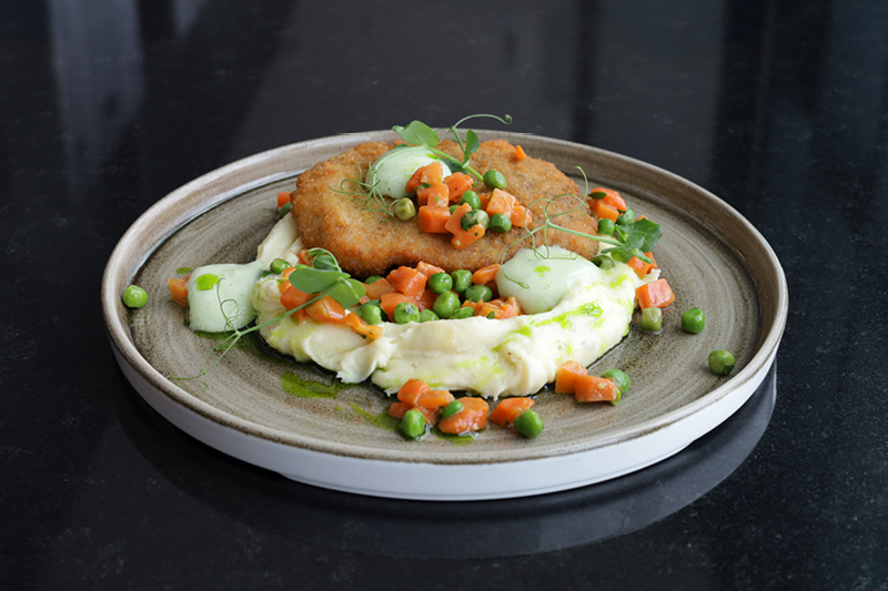 KOTLET SCHABOWY Z ZIEMNIACZANYM PUR&Eacute;E, ESPUMĄ  Z OG&Oacute;RK&Oacute;W I MARCHEWKĄ Z GROSZKIEM 