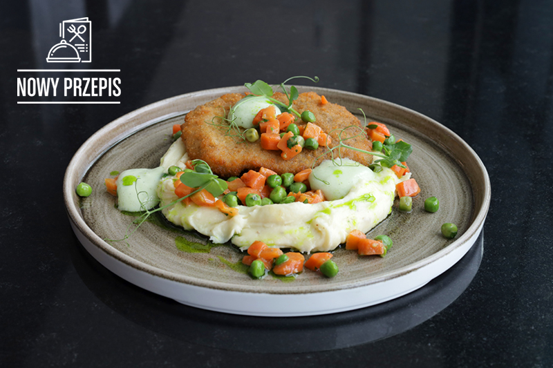 KOTLET SCHABOWY Z ZIEMNIACZANYM PUR&Eacute;E, ESPUMĄ  Z OG&Oacute;RK&Oacute;W I MARCHEWKĄ Z GROSZKIEM 