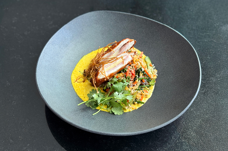 CORDON BLEU Z RYŻEM, WARZYWAMI STIR-FRY  I AROMATYCZNYM SOSEM CURRY