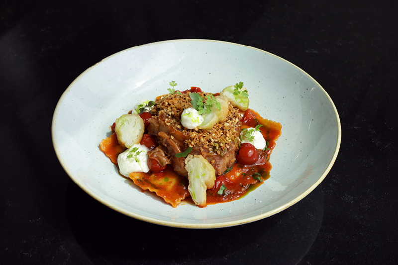 GICZ JAGNIĘCA Z QUADRONI, PARMEZANOWĄ PIANĄ  I PANIEROWANYM KALAFIOREM