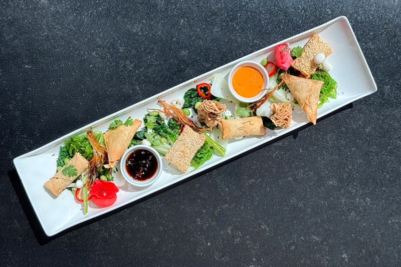 AZJATYCKIE SNACKI Z SAŁATKĄ WAKAME I MAJONEZEM MANGO