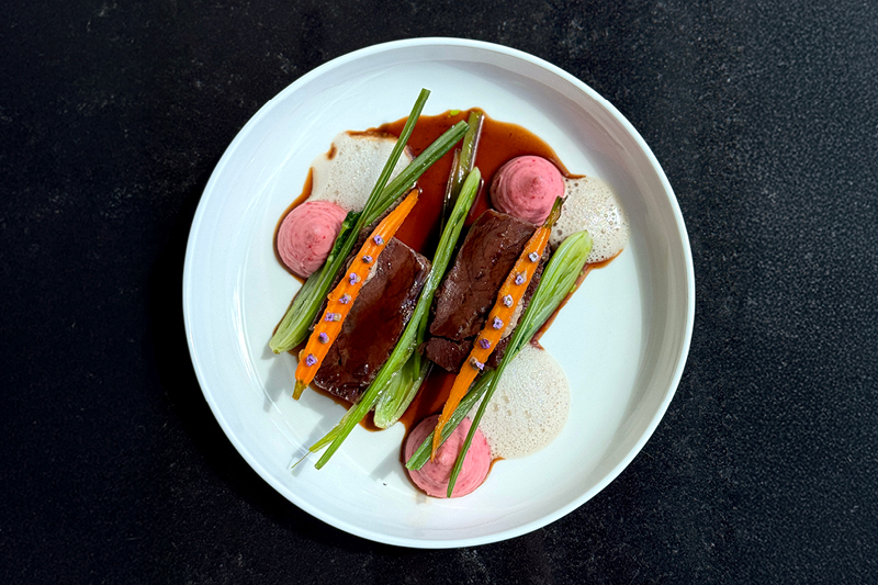 POLIK WOŁOWY Z FENKUŁEM, MARCHEWKĄ, DEMI-GLACE  I PUR&Eacute;E BURACZANYM