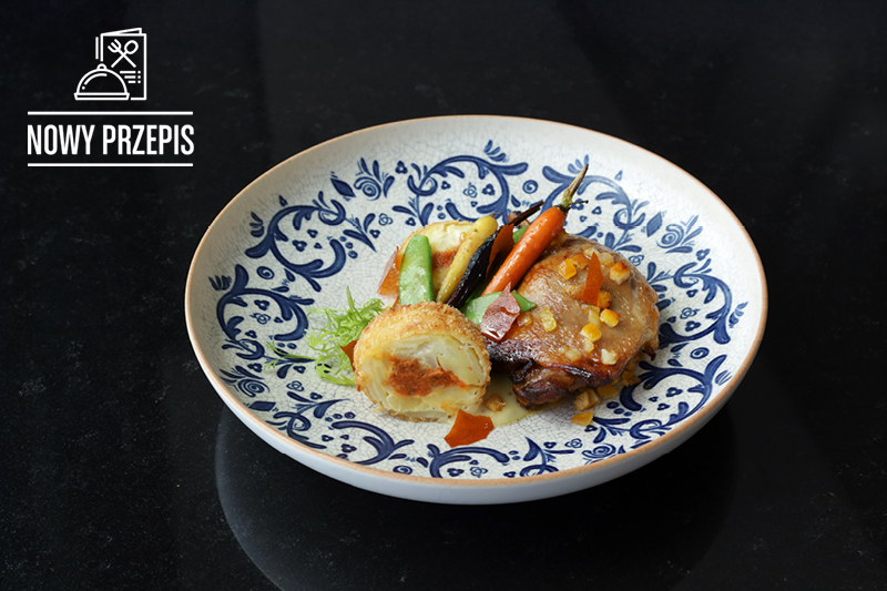 NOGA Z KACZKI Z CHIPSEM Z MARCHWI, GRATINĄ ZIEMNIACZANĄ I MUSEM Z JABŁEK I POMARAŃCZY