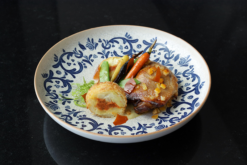 NOGA Z KACZKI Z CHIPSEM Z MARCHWI, GRATINĄ ZIEMNIACZANĄ I MUSEM Z JABŁEK I POMARAŃCZY