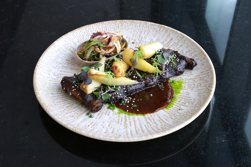 ŻEBERKA WIEPRZOWE W GLAZURZE Z CZARNEGO CZOSNKU  Z SOSEM ŚLIWKOWYM, PUR&Eacute;E I PASTERNAKIEM