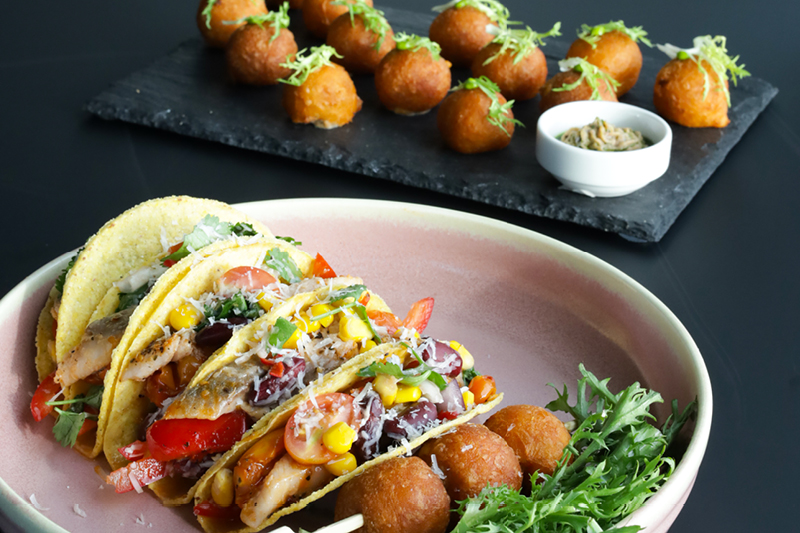 TACOS ZE ŚLEDZIEM I KOLOROWYMI WARZYWAMI ORAZ ZIEMNIACZANE KULKI Z FARSZEM WARZYWNO-ŚLEDZIOWYM