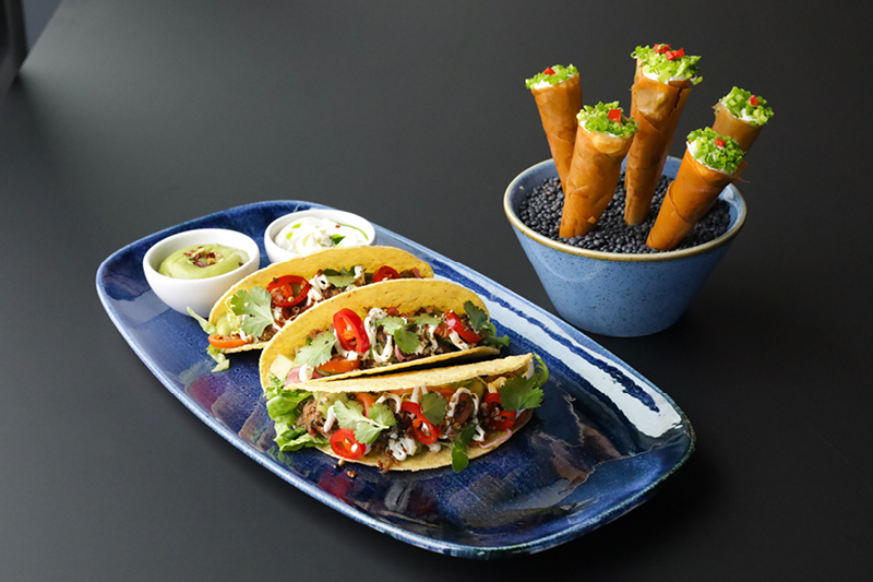 TACOS I ROŻKI Z CIASTA FILO Z POLICZKAMI WIEPRZOWYMI I GUACAMOLE