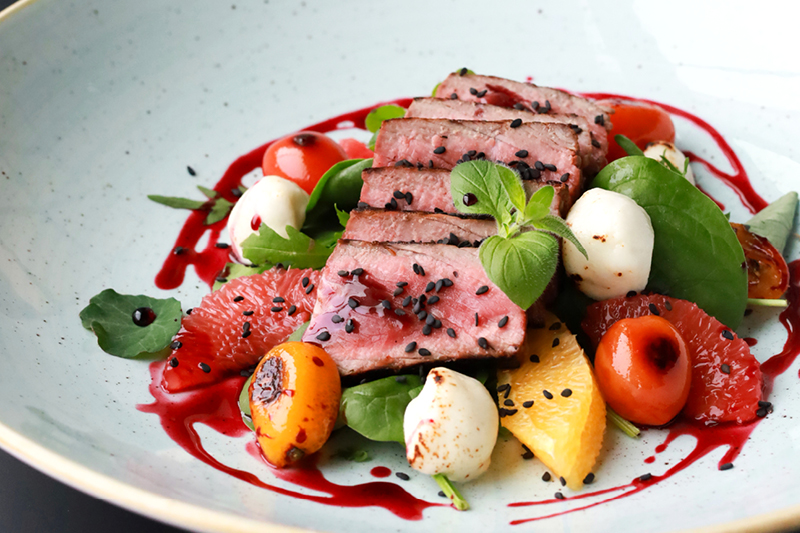 TATAKI Z ROSTBEFU BRAZYLIJSKIEGO NA SAŁATCE Z CYTRUSÓW