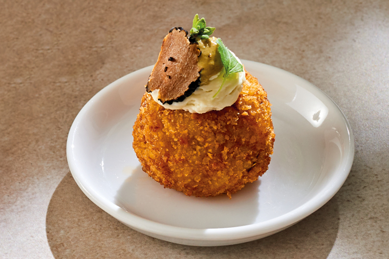 BOROWIKOWE ARANCINI Z PIANĄ Z GORGONZOLI I ŚWIEŻĄ TRUFLĄ