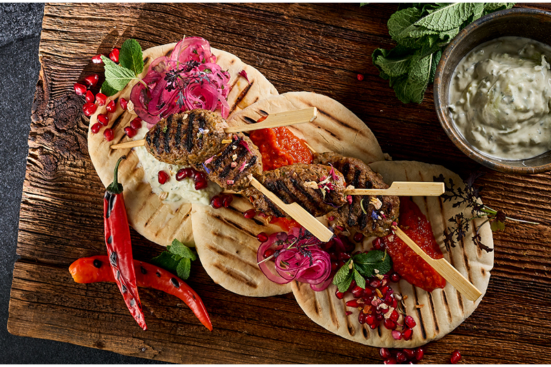 GRILLOWANA KOFTA NA PICIE, Z MARYNOWANĄ CEBULĄ, AJWAREM I TZATZIKAMI