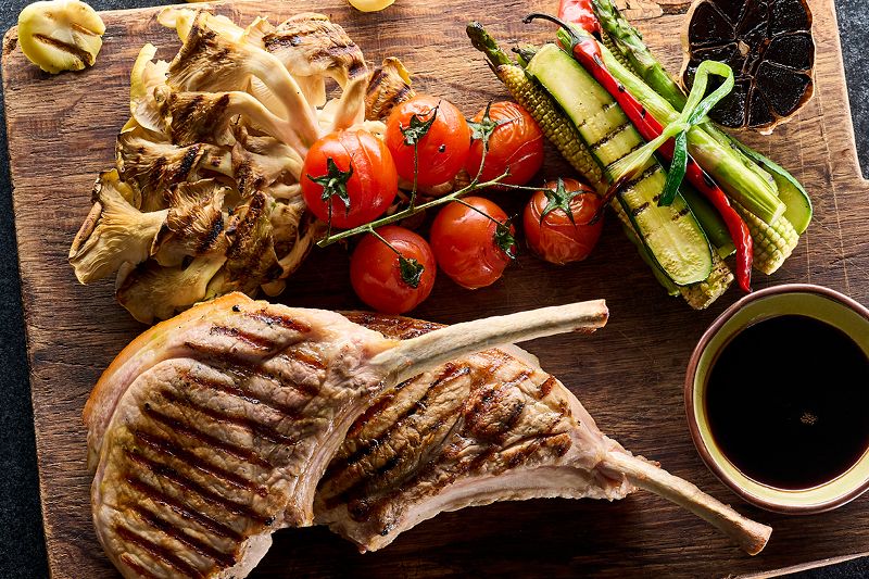 GRILLOWANY STEK WIEPRZOWY Z WARZYWAMI, BOCZNIAKAMI CYTRYNOWYMI I SOSEM DEMI-GLACE