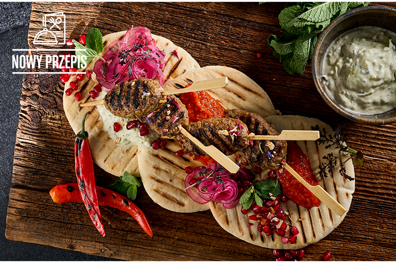 GRILLOWANA KOFTA NA PICIE, Z MARYNOWANĄ CEBULĄ, AJWAREM I TZATZIKAMI