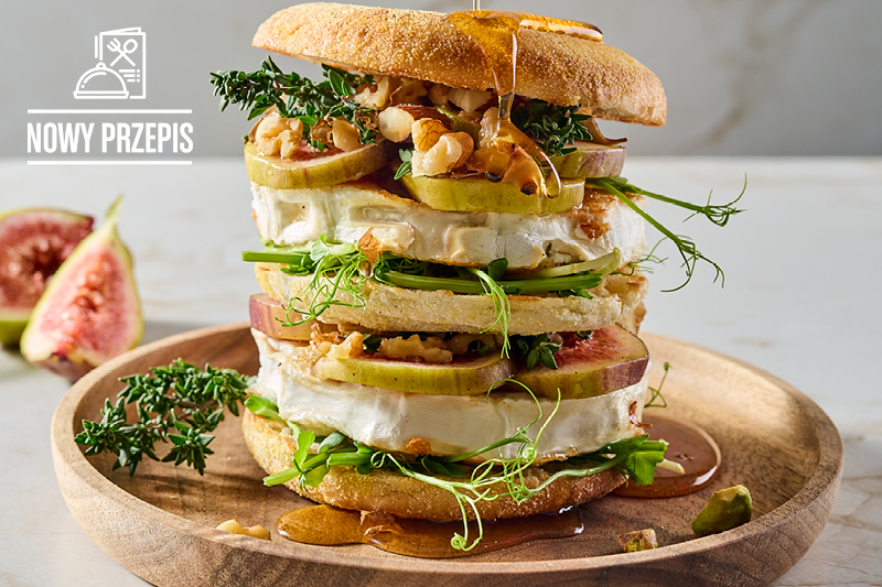 ENGLISH MUFFIN Z KOZIM SEREM I KARMELIZOWANĄ FIGĄ