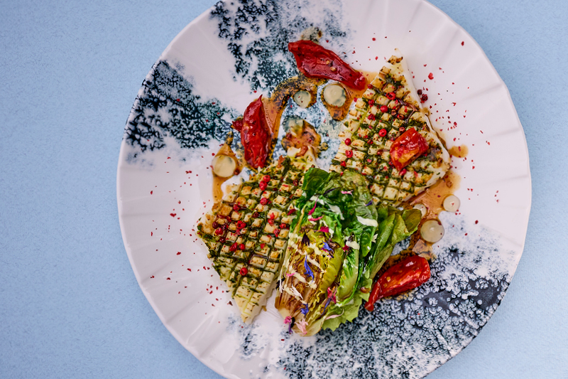 STEK Z KAŁAMARNICY HUMBOLDTA Z CHIMICHURRI, GRILLOWANĄ SAŁATĄ RZYMSKĄ, ALGAMI NORI W TEMPURZE I ŻELEM Z LIMONKI