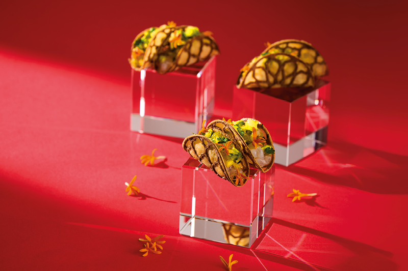 TACOS Z KREWETKAMI I OG&Oacute;RKOWO-ANANASOWĄ SALSĄ