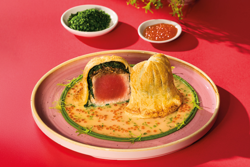 TUNA WELLINGTON Z SOSEM BEURRE BLANC, ZIEMNIACZANO-SZPINAKOWYM PUR&Eacute;E I KAWIOREM