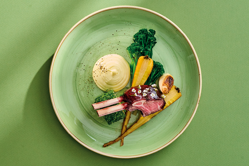 JAGNIĘCY FRENCH RACK W WINNEJ GALARETCE, Z KONFITOWANYM PASTERNAKIEM I PUR&Eacute;E Z TOPINAMBURU