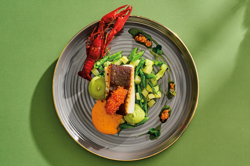 FILET Z HALIBUTA Z SOSEM RAKOWYM I CHRUPIĄCĄ SAŁATKĄ Z KOPRU WŁOSKIEGO I GROSZKU CUKROWEGO