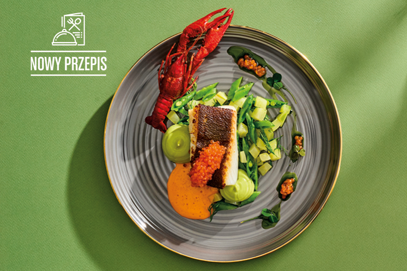 FILET Z HALIBUTA Z SOSEM RAKOWYM I CHRUPIĄCĄ SAŁATKĄ Z KOPRU WŁOSKIEGO I GROSZKU CUKROWEGO