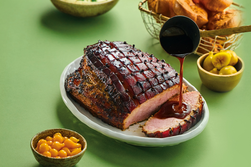 SZYNKA Z YORKSHIRE PUDDING, PIECZONYMI RENETAMI I PUR&Eacute;E Z DODATKIEM BIAŁYCH TRUFLI