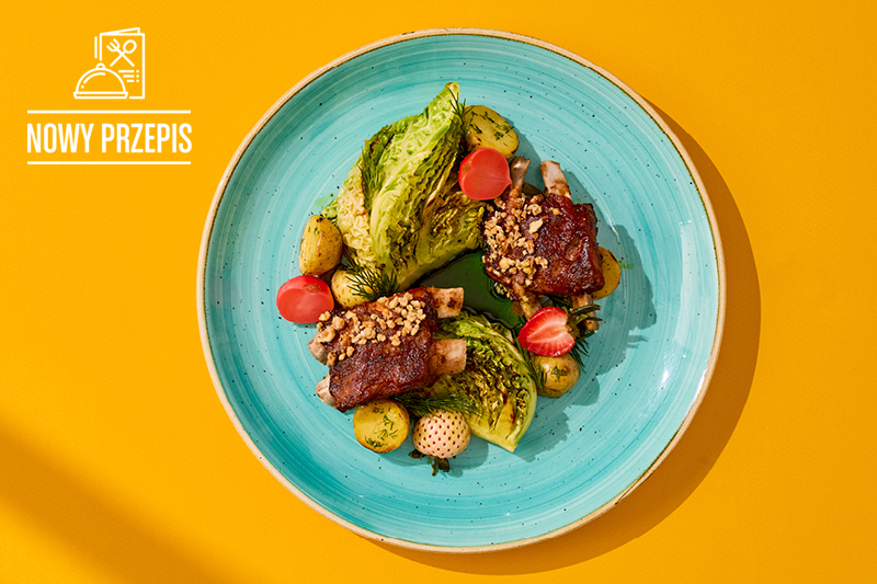 WOLNO GOTOWANE ŻEBERKA W GLAZURZE, Z PIKLAMI Z RZODKIEWEK I TRUSKAWEK ORAZ MŁODYMI WARZYWAMI