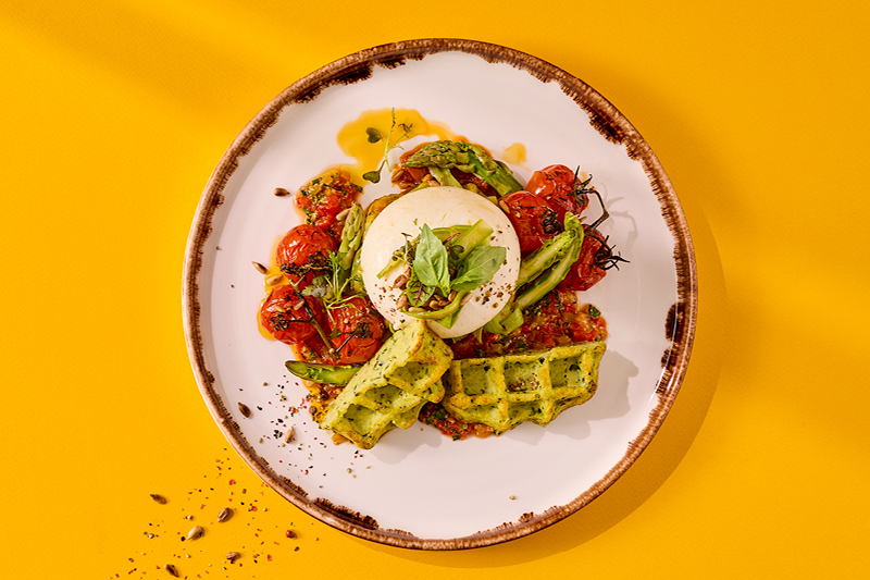 BURRATA Z SALSĄ Z GRILLOWANEJ PAPRYKI, SZPARAGAMI, POMIDORAMI CONFIT I ZIELONYM GOFREM