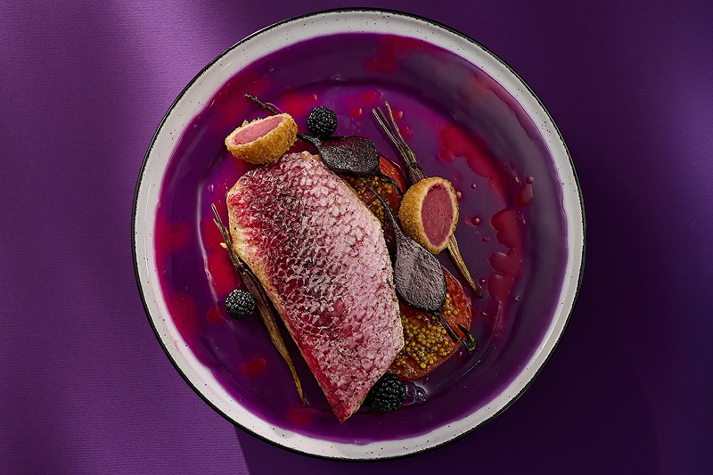 LUCJAN Z GALARETKĄ Z KAPUSTY I R&Oacute;ŻOWYM PUR&Eacute;E W PANKO