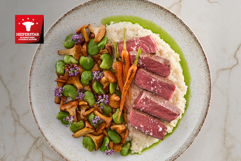 ANTRYKOT SOUS-VIDE Z RISOTTO, KURKAMI, BOBEM ORAZ GLAZUROWANYMI MARCHEWKAMI