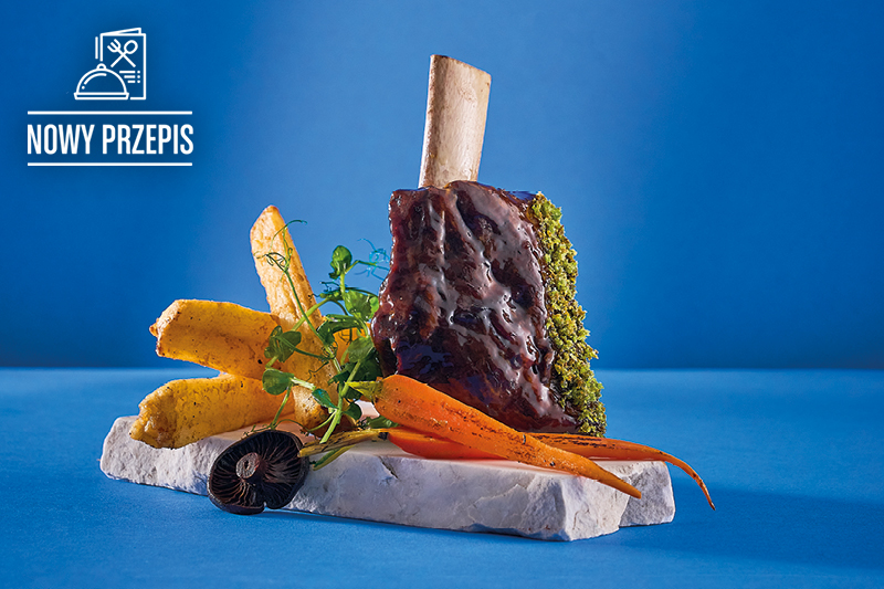 SHORT RIB Z PORZECZKOWYM DEMI-GLACE’EM, RYDZAMI, PASTERNAKIEM I MARCHEWKAMI