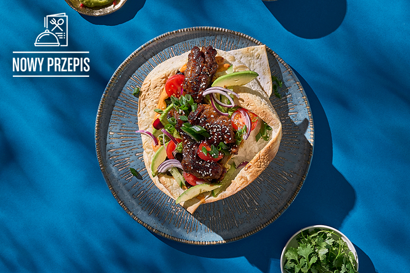LAWASZ Z GLAZUROWANYMI FINGER RIBS, GUACAMOLE I ŚWIEŻYMI WARZYWAMI