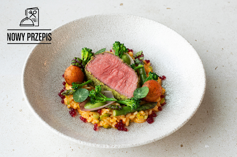 POLĘDWICA WOŁOWA W ZIOŁOWYM CHRUŚCIE Z RISOTTO SZPARAGOWO-HOMAROWYM I CHERRY CONFIT 