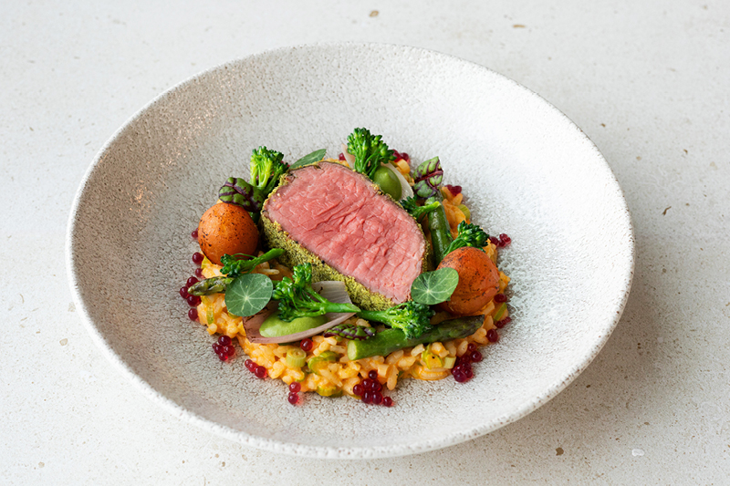 POLĘDWICA WOŁOWA W ZIOŁOWYM CHRUŚCIE Z RISOTTO SZPARAGOWO-HOMAROWYM I CHERRY CONFIT 