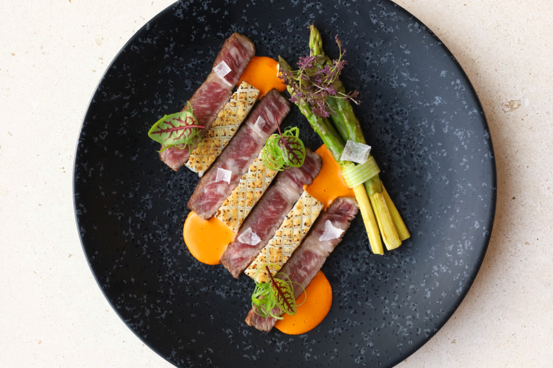 SURF & TURF – STEK Z SEZONOWANEGO ANTRYKOTU  ORAZ STEK Z KAŁAMARNICY, Z SOSEM HOMAROWYM I SZPARAGAMI