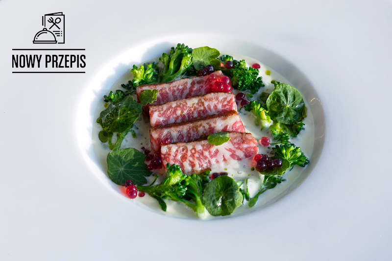 ROSTBEF WAGYŪ Z ESPUMĄ Z ZIEMNIAKA, BROKUŁAMI BIMI I EMULSJĄ POMIDOROWĄ