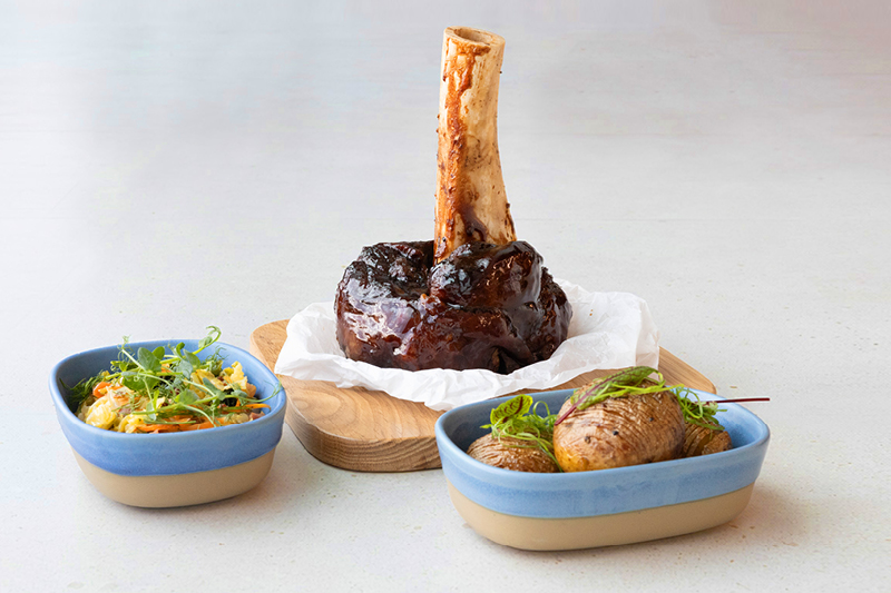 DUROC BACON STEAK, HAMMER, KAPUSTA Z BOCZKIEM I ZIEMNIAKI HASSELBACK 