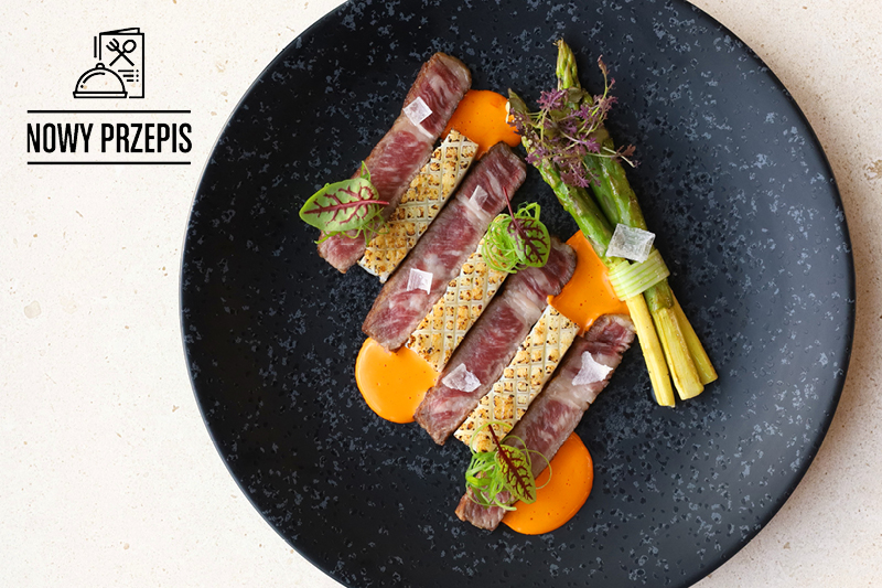 SURF & TURF – STEK Z SEZONOWANEGO ANTRYKOTU  ORAZ STEK Z KAŁAMARNICY, Z SOSEM HOMAROWYM I SZPARAGAMI