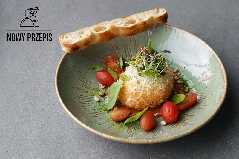SMAŻONA BURRATA Z PESTO, MUSEM POMIDOROWYM, PIKLOWANYMI POMIDORKAMI I CZOSNKOWĄ SCHIACCIATĄ