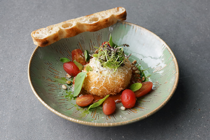 SMAŻONA BURRATA Z PESTO, MUSEM POMIDOROWYM, PIKLOWANYMI POMIDORKAMI I CZOSNKOWĄ SCHIACCIATĄ