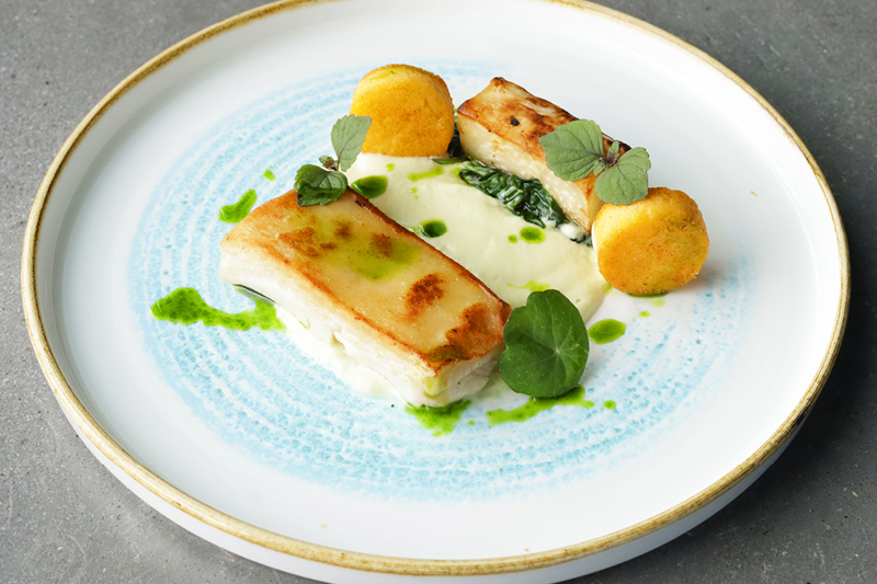 HALIBUT Z SELEREM, HOMAROWĄ POLENTĄ I SZPINAKIEM