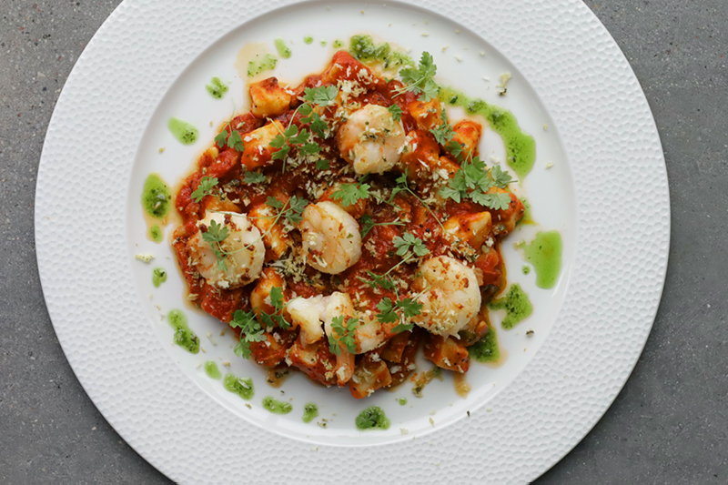 GNOCCHI Z KREWETKAMI I GUANCIALE, W SOSIE POMIDOROWYM Z 'NDUJĄ