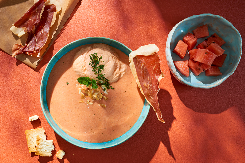 CHŁODNIK ARBUZOWO-MELONOWY Z SUSZONĄ FETĄ I SZYNKĄ PARMEŃSKĄ